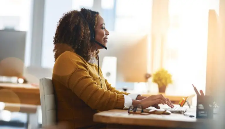 Managed IT services for businesses agent providing IT support wearing a headset